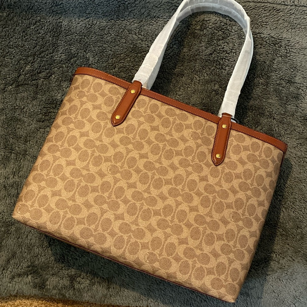 BRAND NEW W/TAGS! Coach Signature Central Tote Zipper - tan/rust